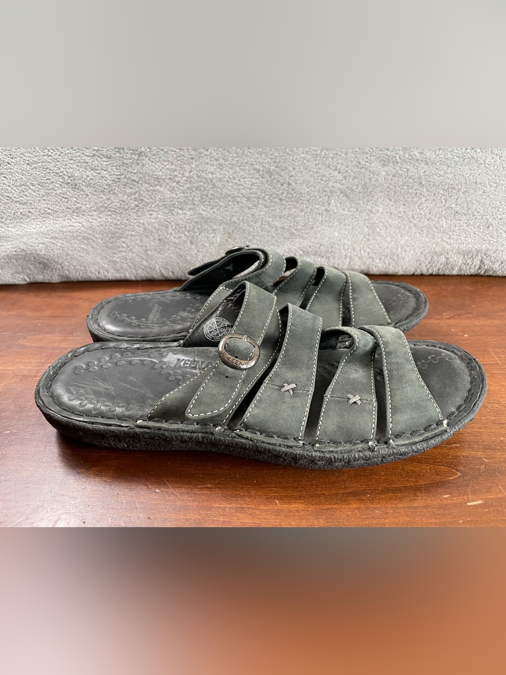 KEEN Womens Leather Sandals Size 7 Black Slip On Casual Adjustable Stretch Strap